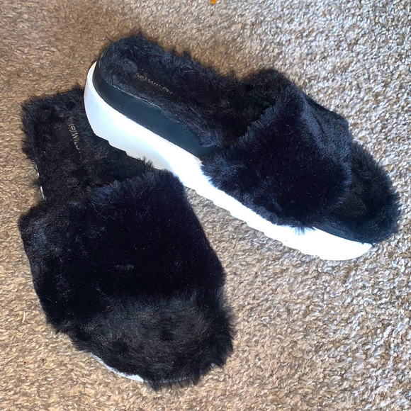 Wild Diva Shoes - Fuzzy platform sandals